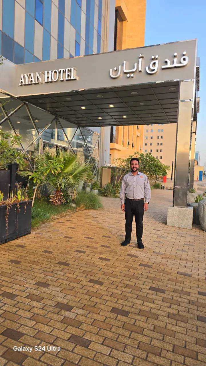 موظف مسارات مدى أمام مدخل فندق أيان في الرياض