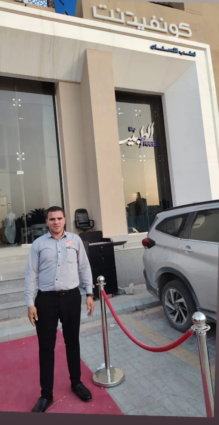 موظف مسارات مدى أمام واجهة عيادة كبيير مع مسار استقبال منظم