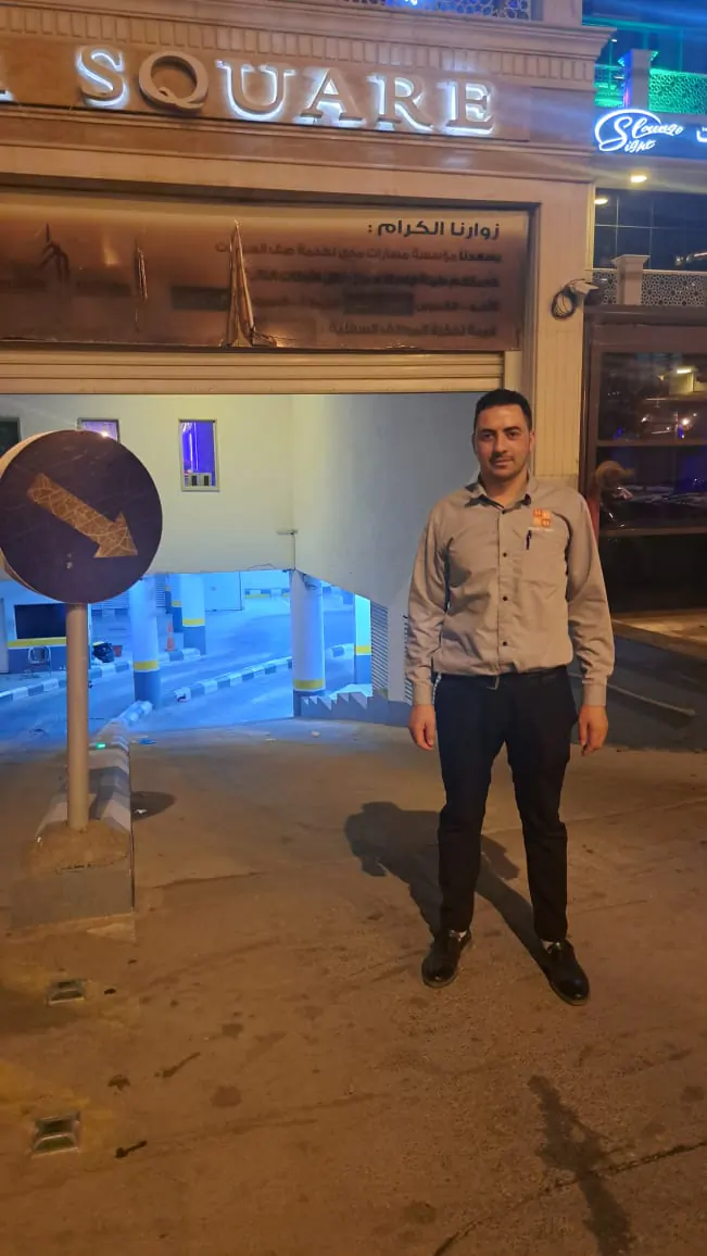 موظف مسارات مدى بجانب مدخل مواقف سكوير ليلاً