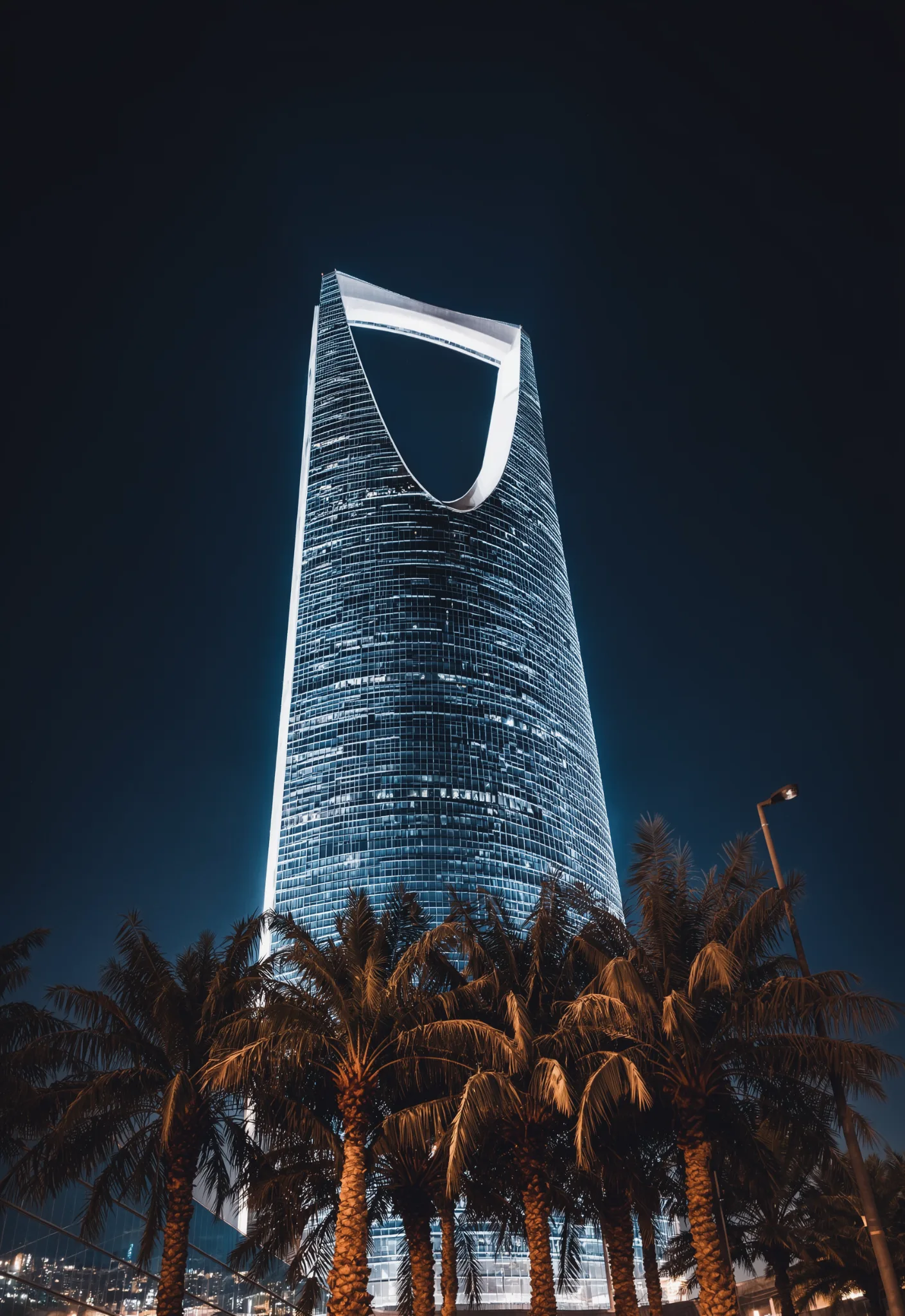 برج المملكة في مدينة الرياض ليلاً